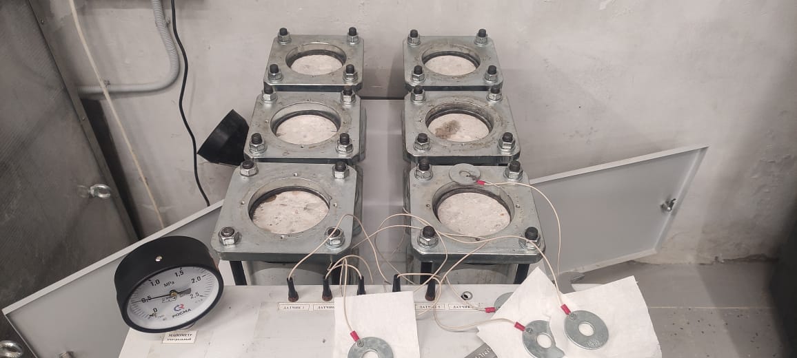 Водонепроницаемость образцов-цилиндров по методу "мокрое пятно" на соответствие требованиям проекта по ГОСТ 12730.5